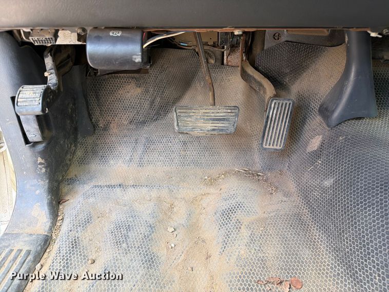 image for item DZ4833 2004 Chevrolet Silverado 3500 flatbed pickup truck