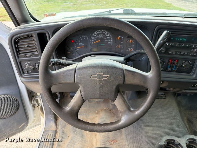 image for item DZ4833 2004 Chevrolet Silverado 3500 flatbed pickup truck