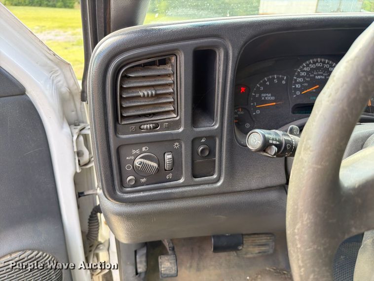 image for item DZ4833 2004 Chevrolet Silverado 3500 flatbed pickup truck