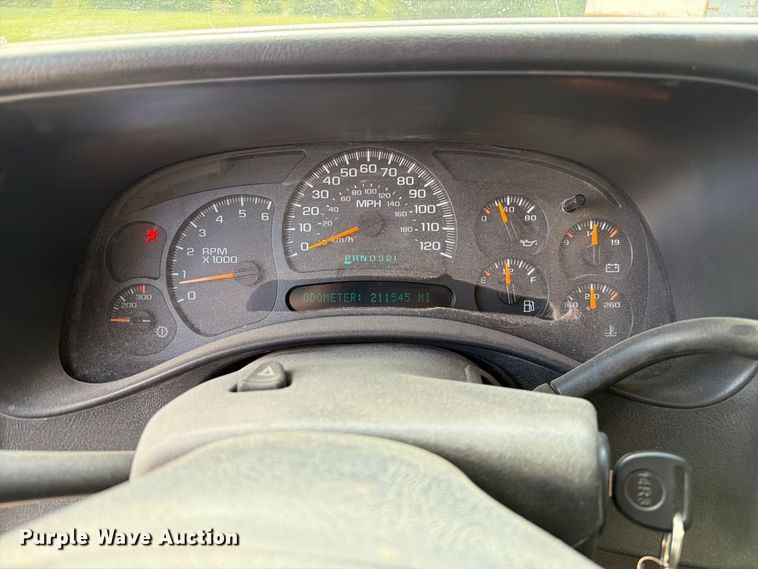 image for item DZ4833 2004 Chevrolet Silverado 3500 flatbed pickup truck