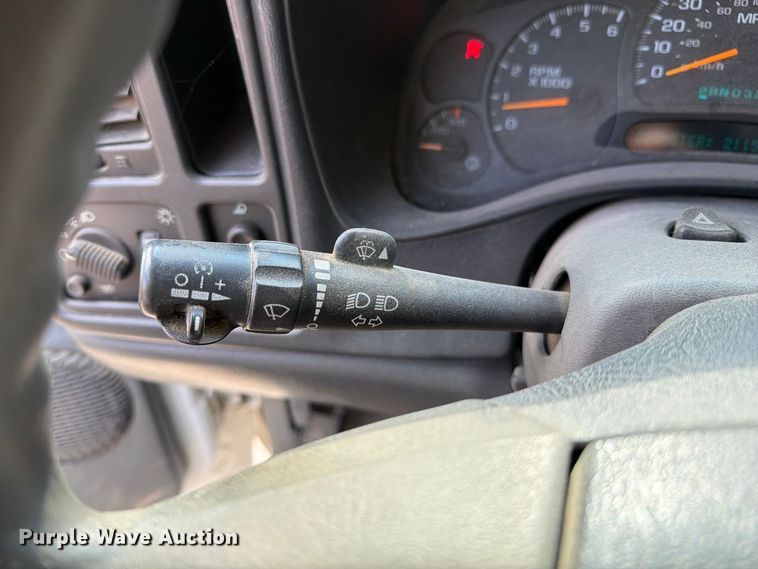 image for item DZ4833 2004 Chevrolet Silverado 3500 flatbed pickup truck