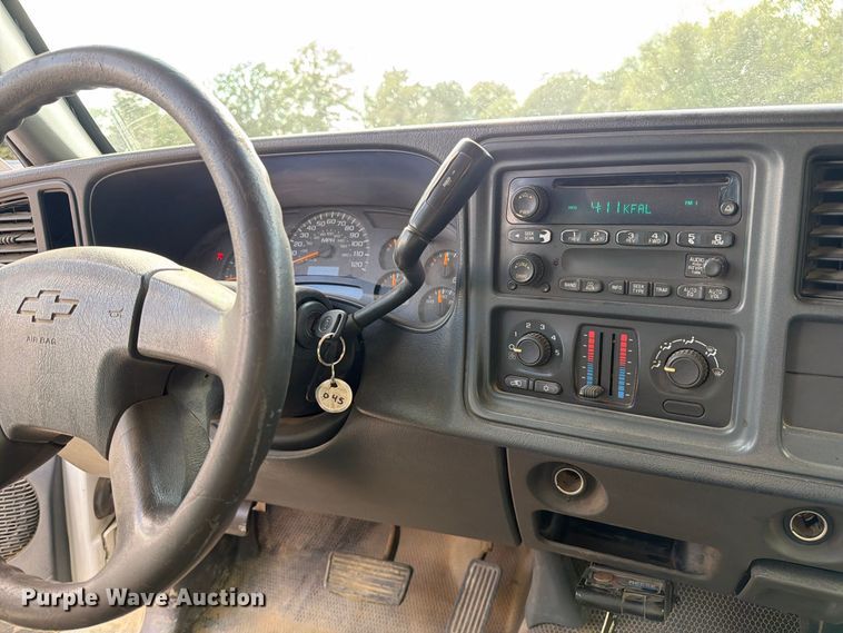 image for item DZ4833 2004 Chevrolet Silverado 3500 flatbed pickup truck