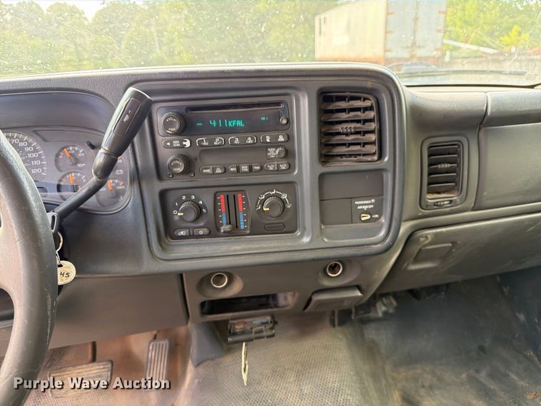 image for item DZ4833 2004 Chevrolet Silverado 3500 flatbed pickup truck