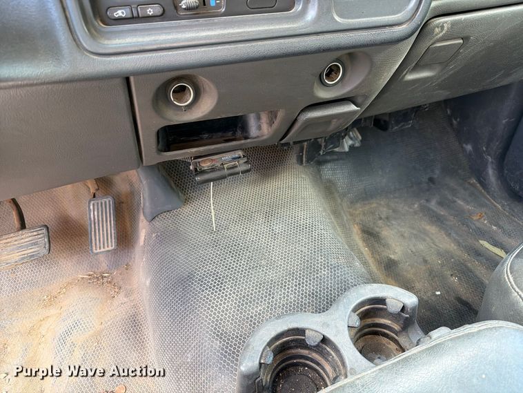 image for item DZ4833 2004 Chevrolet Silverado 3500 flatbed pickup truck