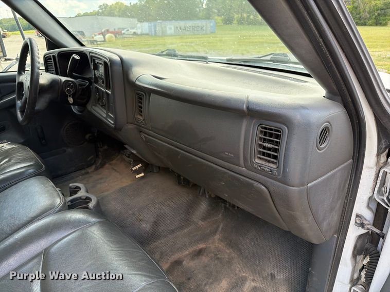 image for item DZ4833 2004 Chevrolet Silverado 3500 flatbed pickup truck