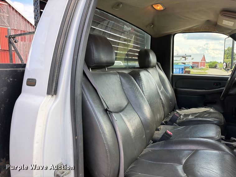 image for item DZ4833 2004 Chevrolet Silverado 3500 flatbed pickup truck
