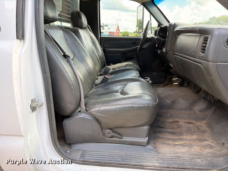 image for item DZ4833 2004 Chevrolet Silverado 3500 flatbed pickup truck