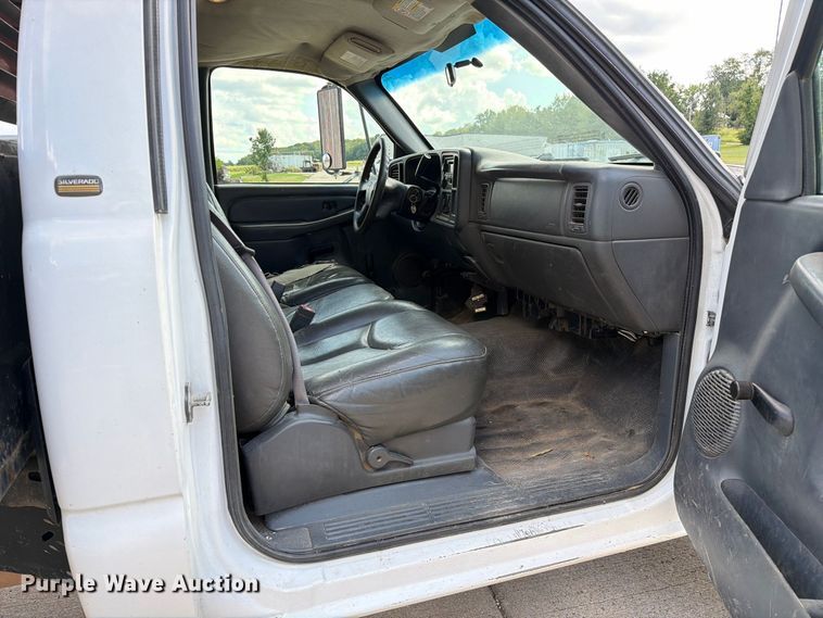 image for item DZ4833 2004 Chevrolet Silverado 3500 flatbed pickup truck