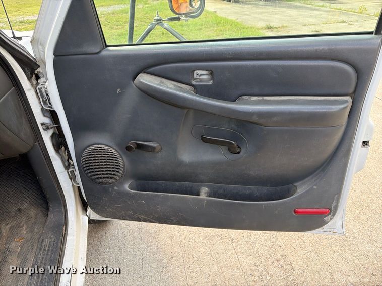 image for item DZ4833 2004 Chevrolet Silverado 3500 flatbed pickup truck