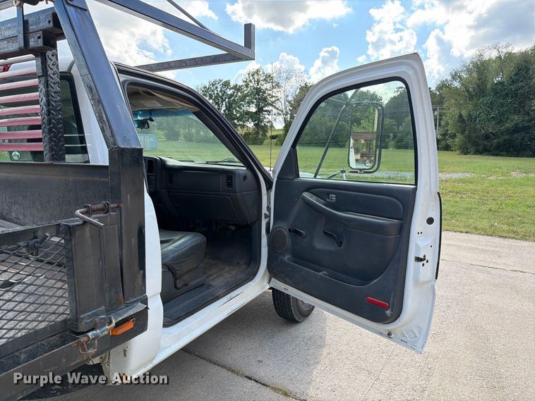 image for item DZ4833 2004 Chevrolet Silverado 3500 flatbed pickup truck