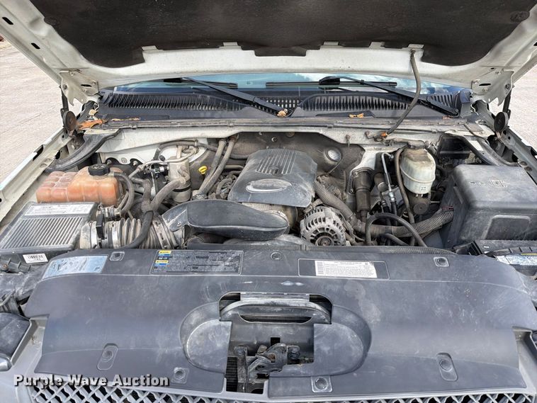 image for item DZ4833 2004 Chevrolet Silverado 3500 flatbed pickup truck