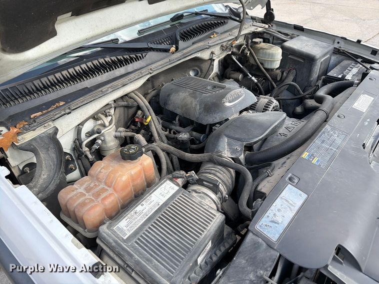 image for item DZ4833 2004 Chevrolet Silverado 3500 flatbed pickup truck