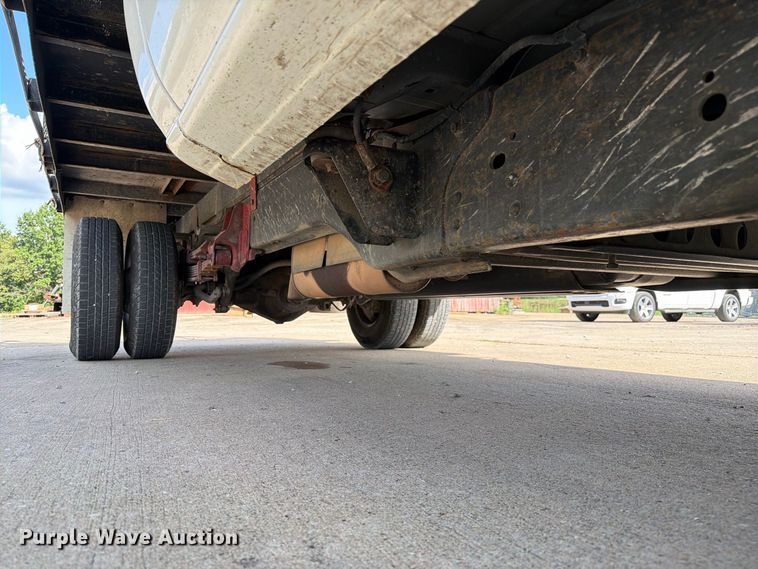 image for item DZ4833 2004 Chevrolet Silverado 3500 flatbed pickup truck