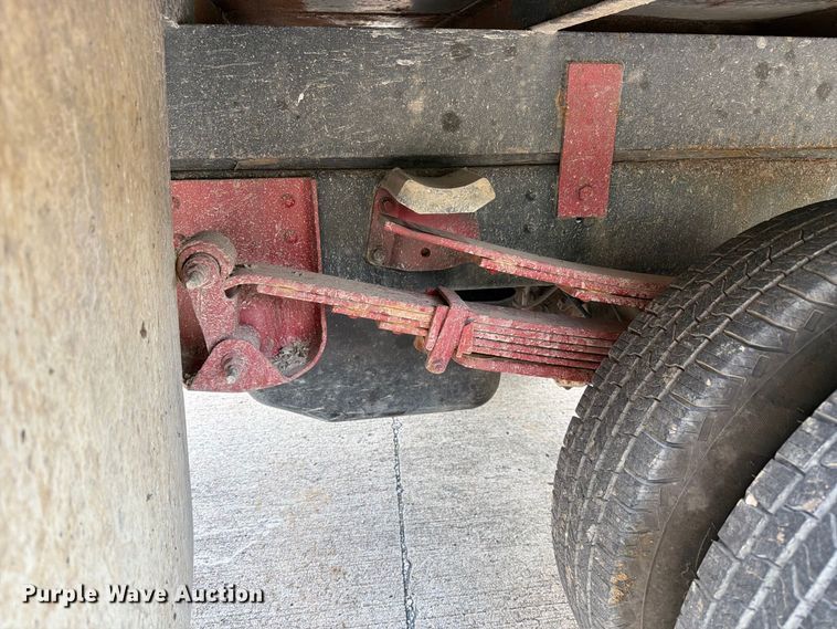 image for item DZ4833 2004 Chevrolet Silverado 3500 flatbed pickup truck
