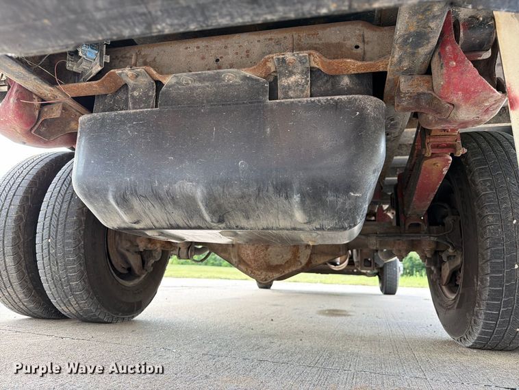 image for item DZ4833 2004 Chevrolet Silverado 3500 flatbed pickup truck