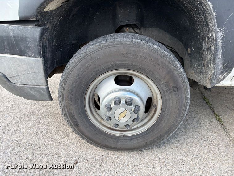 image for item DZ4833 2004 Chevrolet Silverado 3500 flatbed pickup truck