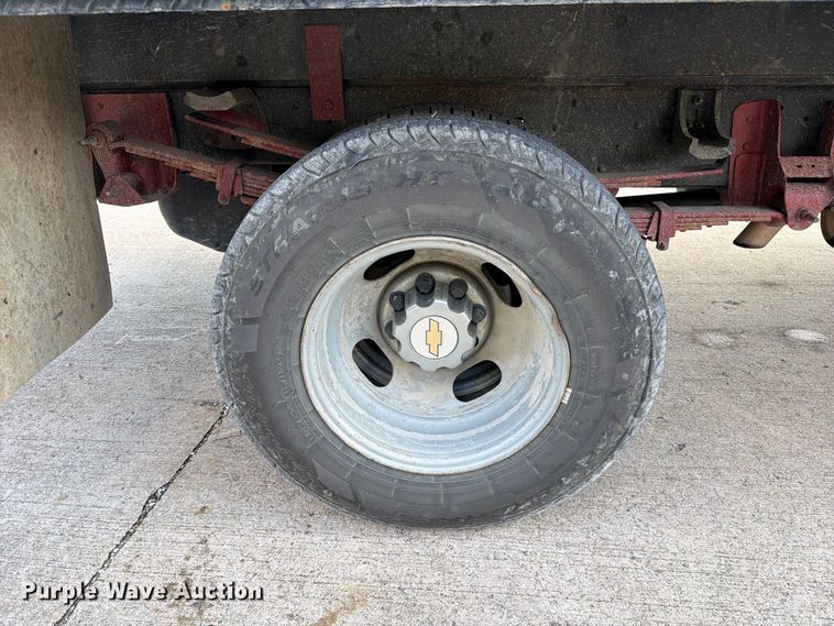 image for item DZ4833 2004 Chevrolet Silverado 3500 flatbed pickup truck