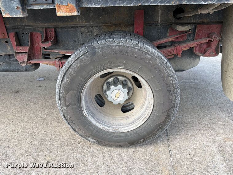 image for item DZ4833 2004 Chevrolet Silverado 3500 flatbed pickup truck