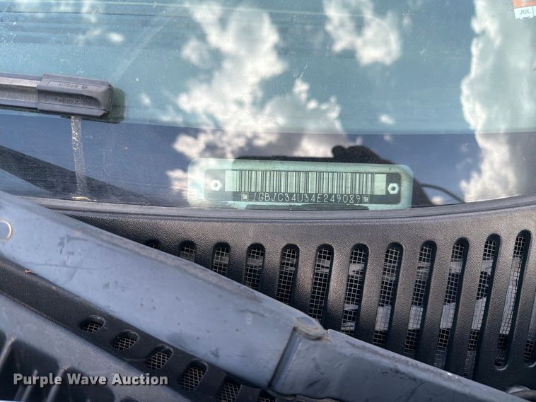 image for item DZ4833 2004 Chevrolet Silverado 3500 flatbed pickup truck
