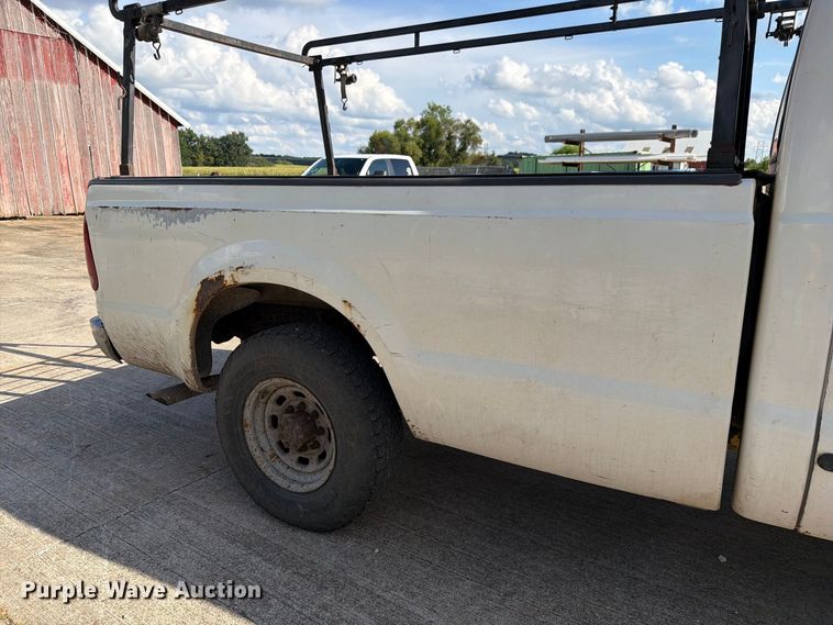 image for item DZ4834 2000 Ford F250 Super Duty XL pickup truck