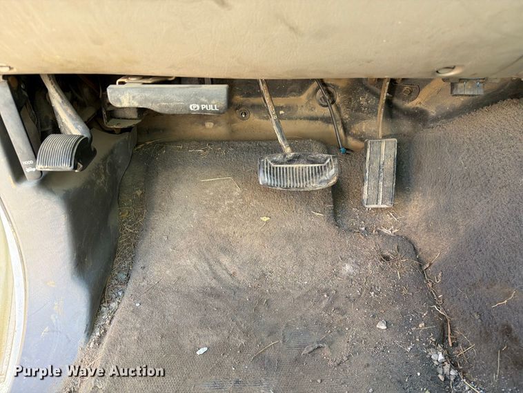image for item DZ4834 2000 Ford F250 Super Duty XL pickup truck