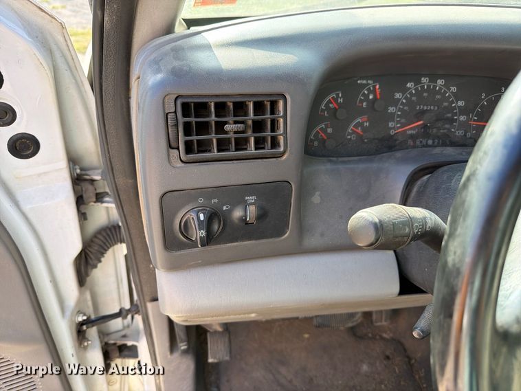 image for item DZ4834 2000 Ford F250 Super Duty XL pickup truck