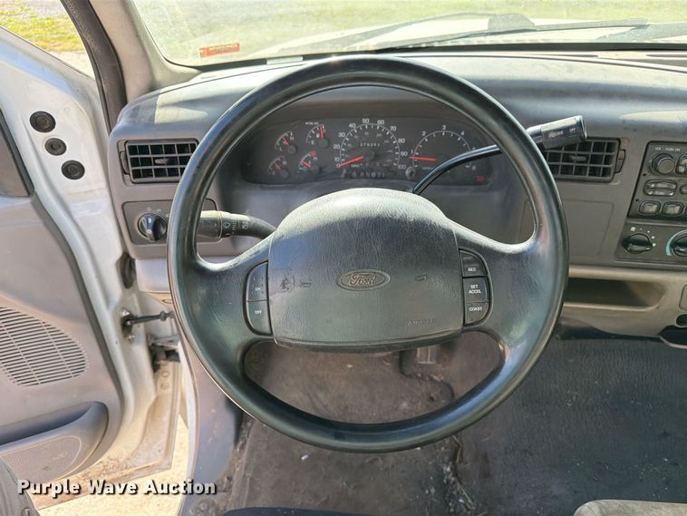 image for item DZ4834 2000 Ford F250 Super Duty XL pickup truck