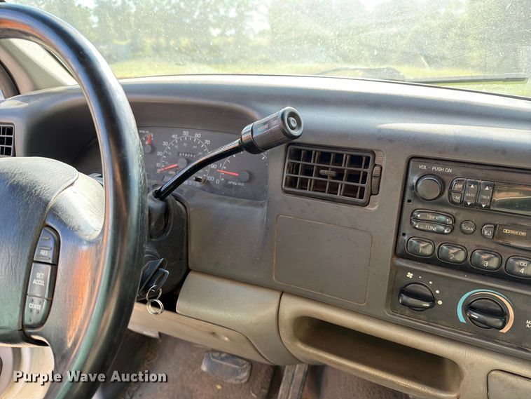 image for item DZ4834 2000 Ford F250 Super Duty XL pickup truck