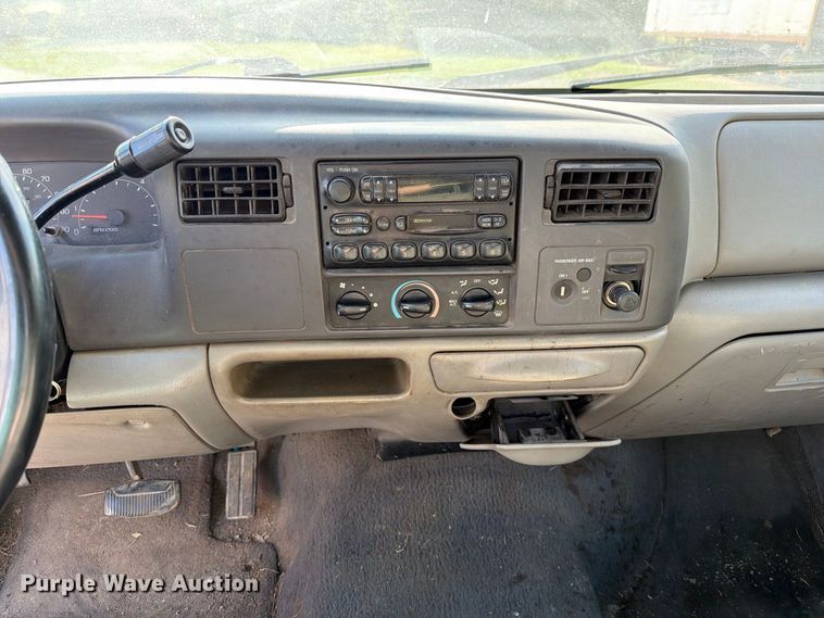 image for item DZ4834 2000 Ford F250 Super Duty XL pickup truck