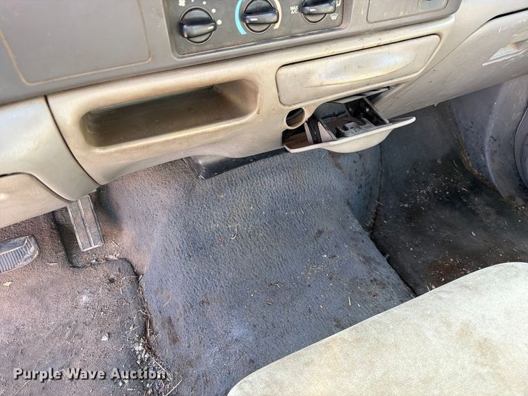 image for item DZ4834 2000 Ford F250 Super Duty XL pickup truck