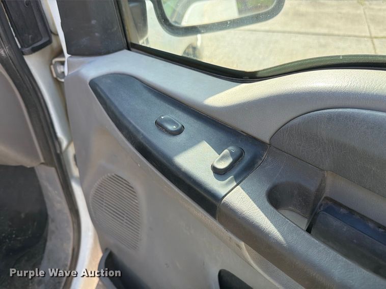 image for item DZ4834 2000 Ford F250 Super Duty XL pickup truck