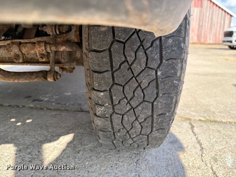 image for item DZ4834 2000 Ford F250 Super Duty XL pickup truck