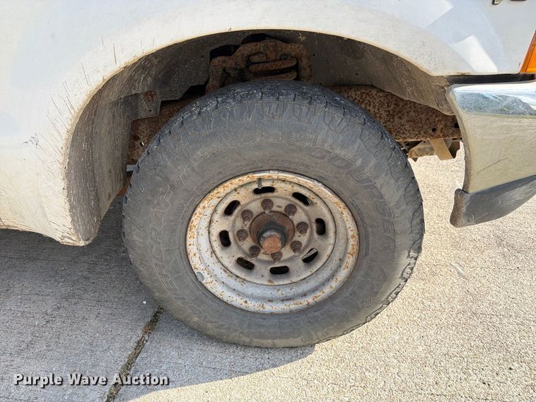 image for item DZ4834 2000 Ford F250 Super Duty XL pickup truck