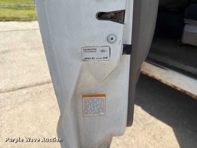 image for item DZ4834 2000 Ford F250 Super Duty XL pickup truck