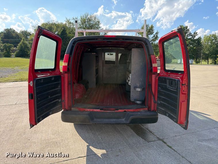 image for item DZ4835 2011 Chevrolet Express 2500 van