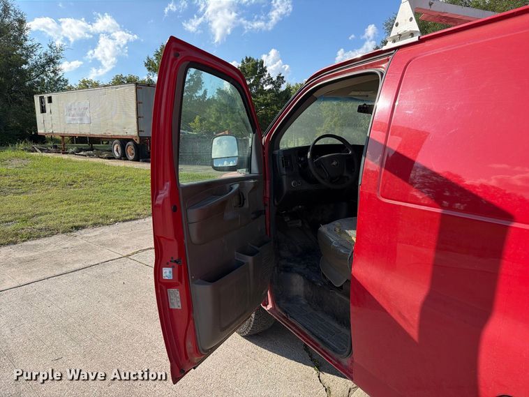 image for item DZ4835 2011 Chevrolet Express 2500 van