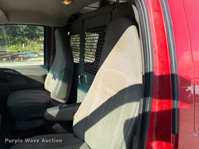 image for item DZ4835 2011 Chevrolet Express 2500 van