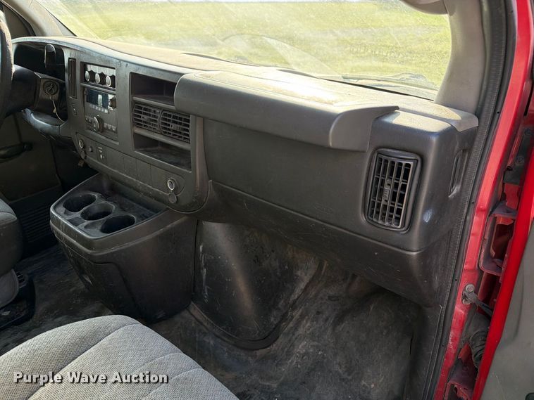 image for item DZ4835 2011 Chevrolet Express 2500 van