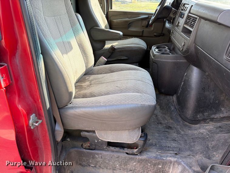 image for item DZ4835 2011 Chevrolet Express 2500 van