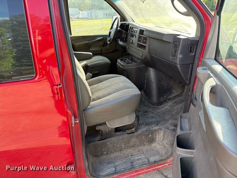 image for item DZ4835 2011 Chevrolet Express 2500 van