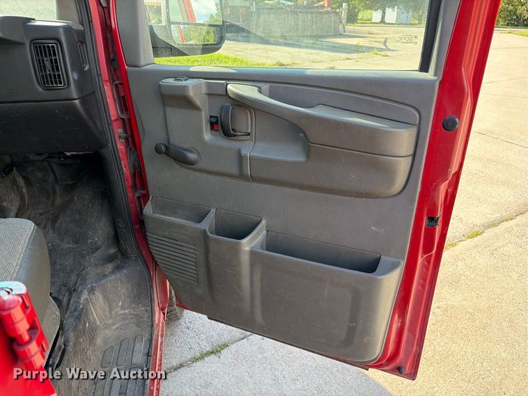 image for item DZ4835 2011 Chevrolet Express 2500 van