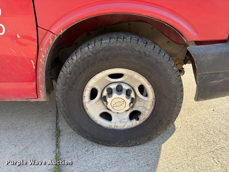 image for item DZ4835 2011 Chevrolet Express 2500 van