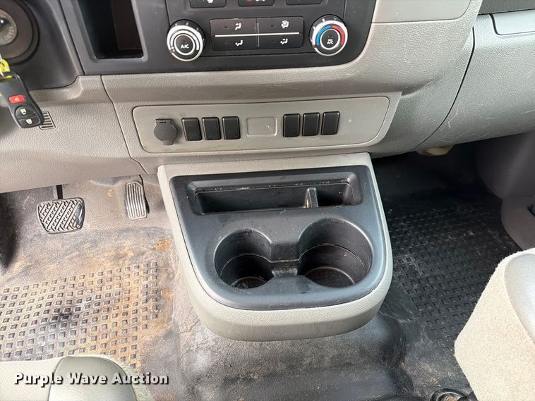 image for item DZ4837 2017 Nissan NV 1500 van