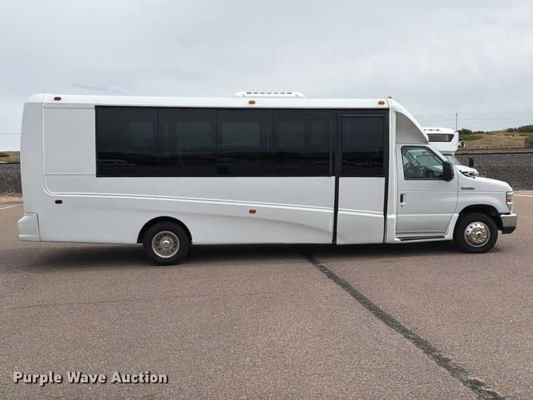 image for item ED0183 2017 Ford E450 Super Duty shuttle bus
