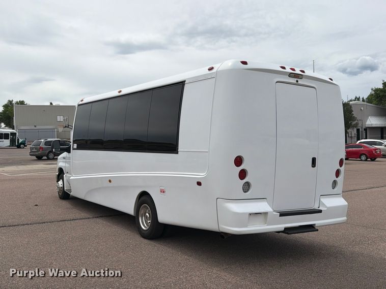 image for item ED0183 2017 Ford E450 Super Duty shuttle bus