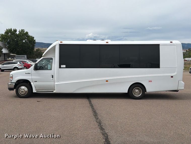 image for item ED0183 2017 Ford E450 Super Duty shuttle bus