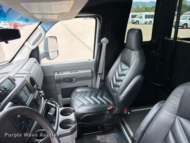 image for item ED0183 2017 Ford E450 Super Duty shuttle bus
