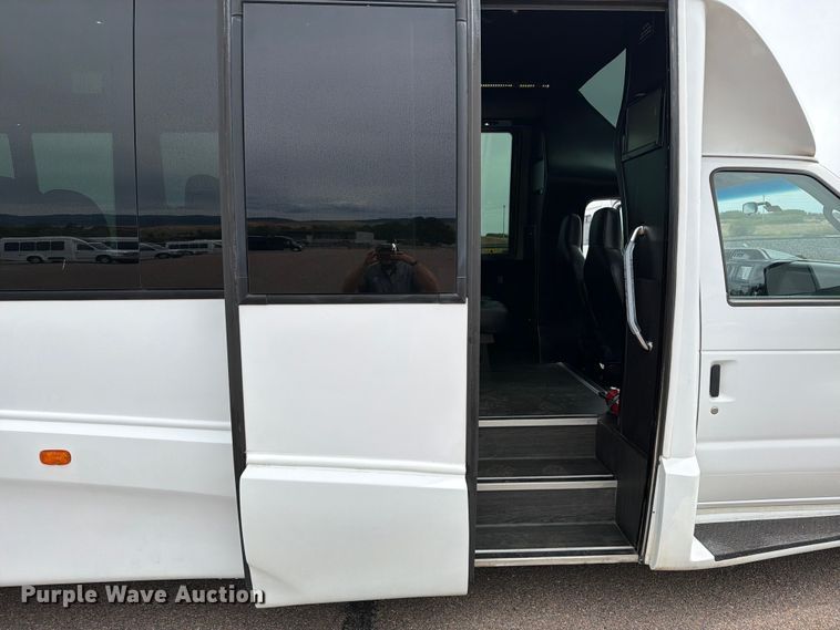 image for item ED0183 2017 Ford E450 Super Duty shuttle bus