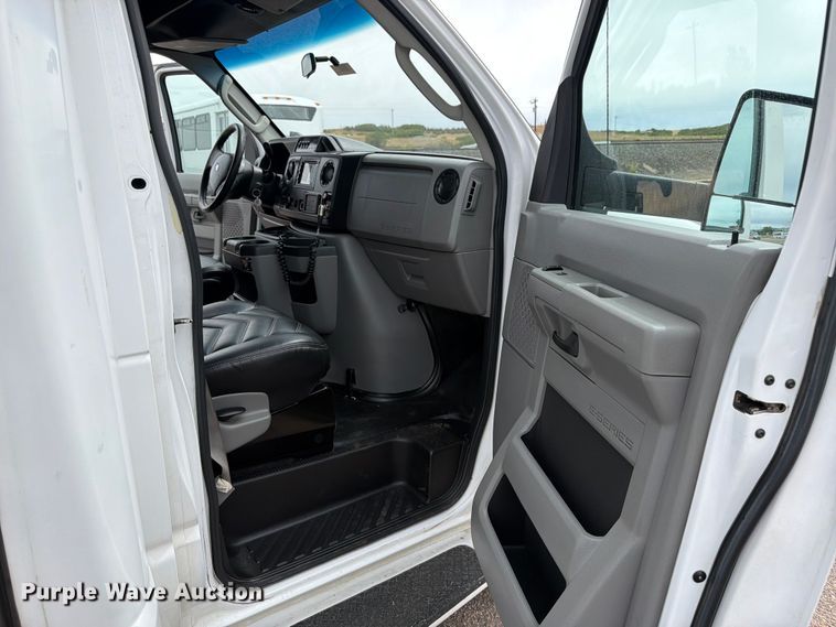 image for item ED0183 2017 Ford E450 Super Duty shuttle bus