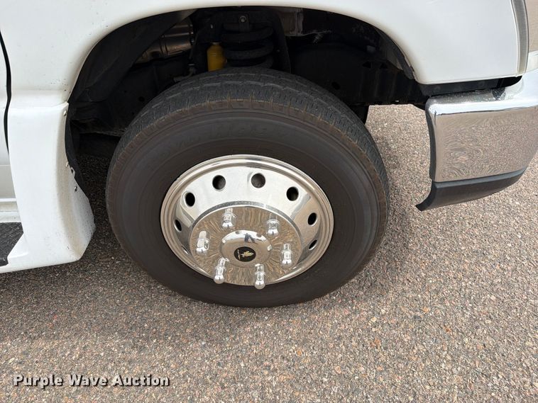 image for item ED0183 2017 Ford E450 Super Duty shuttle bus
